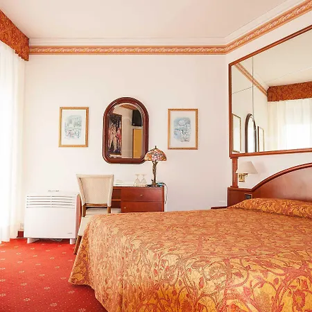 Отель Napoleon 4*